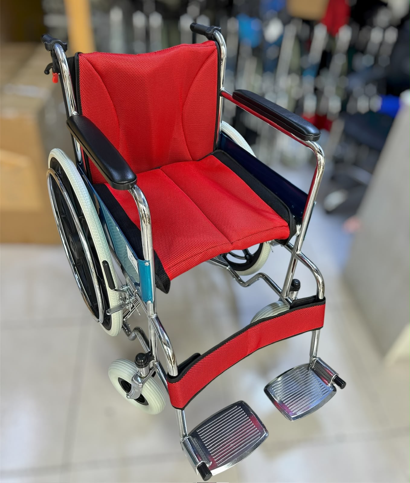 Silla estándar cromada roja